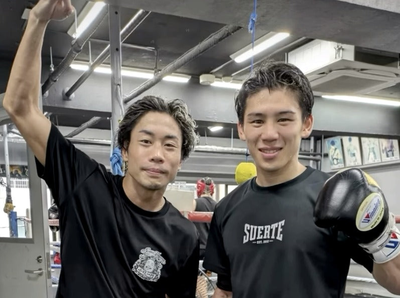 SUERTEのTシャツを着る飯村樹輝弥選手