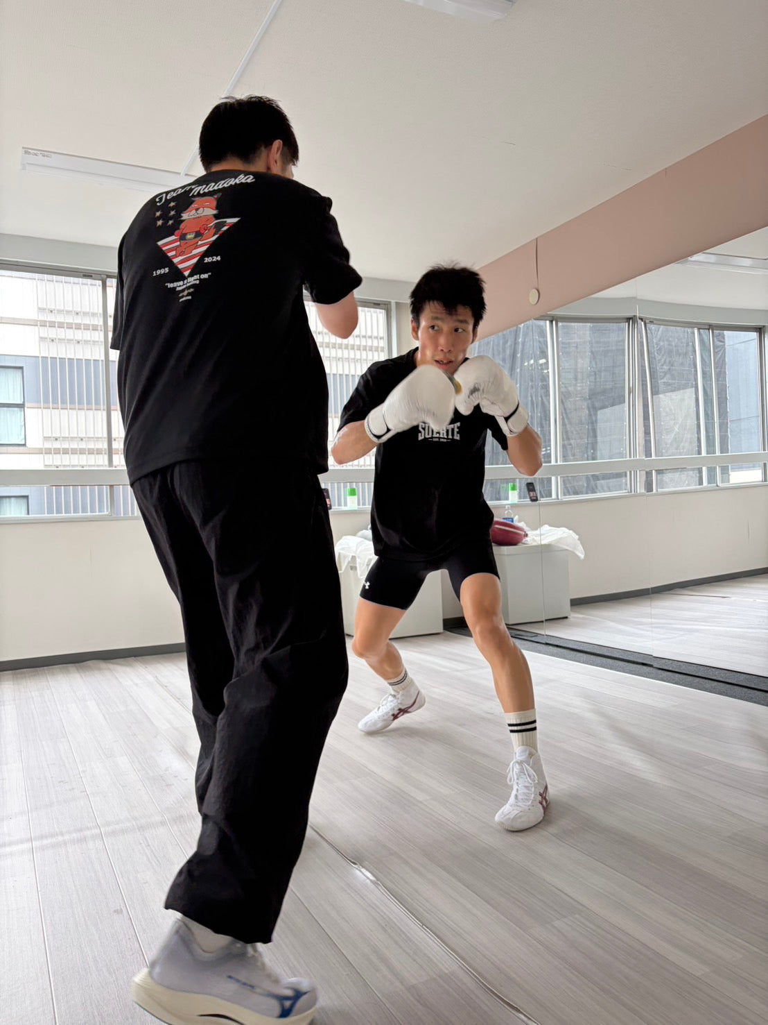 大橋波月_SUERTEのTシャツでミット打ち