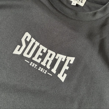 SUERTE ドライTシャツ 胸のアーチロゴ（EST. 2012）