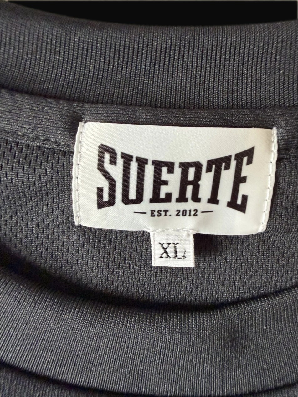 SUERTE ドライTシャツ 襟のアーチロゴタグ