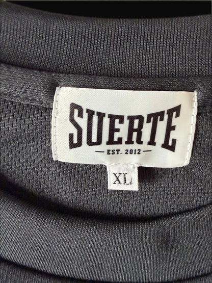 SUERTE ドライTシャツ 襟のアーチロゴタグ