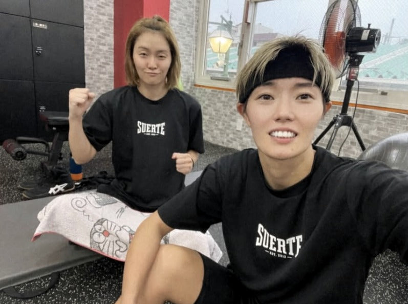 SUERTEのTシャツを練習着として着る和田まどか選手（右）